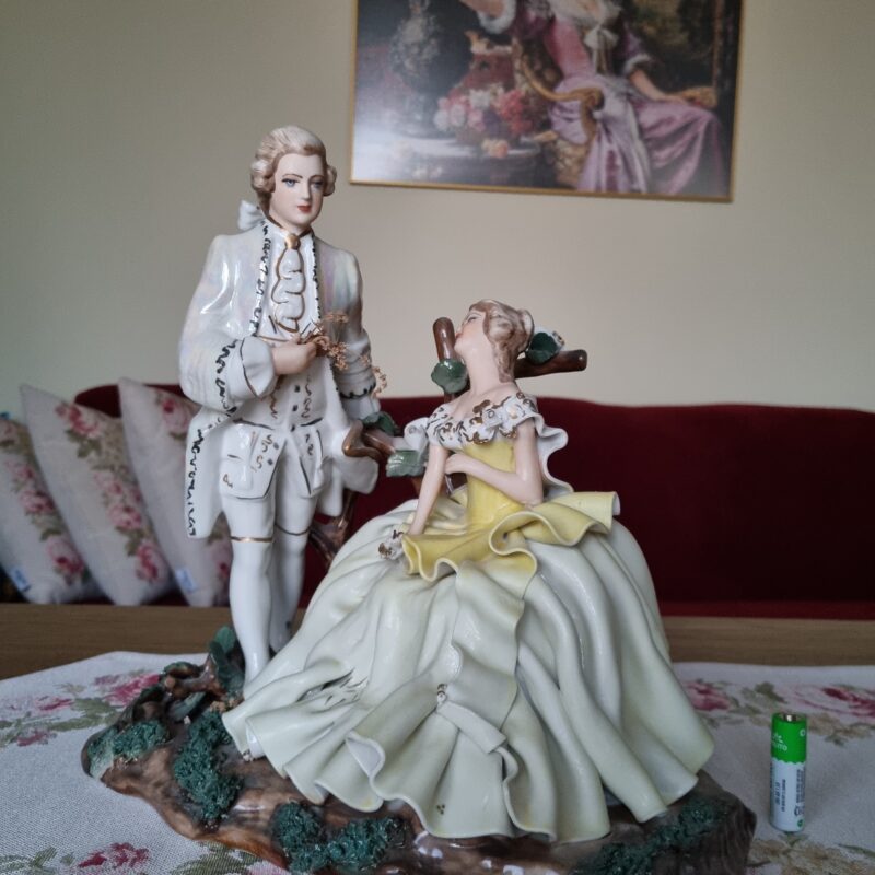 Zakochana para w&nbsp;parku | duża figura porcelanowa | figura.001