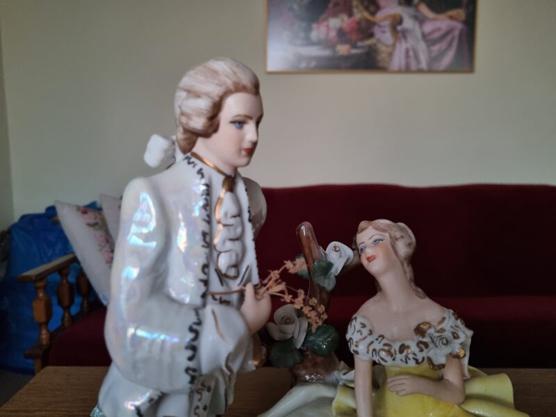 Zakochana para w&nbsp;parku | duża figura porcelanowa | figura.001 - zdjęcie 1