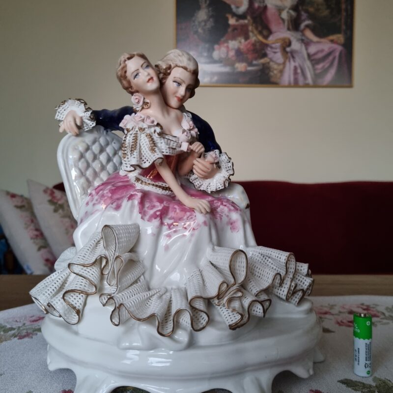 Zakochana para na&nbsp;fotelu | duża figura porcelanowa | figura.002