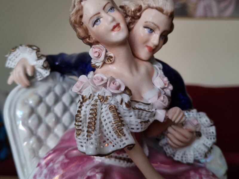 Zakochana para na&nbsp;fotelu | duża figura porcelanowa | figura.002 - zdjęcie 1