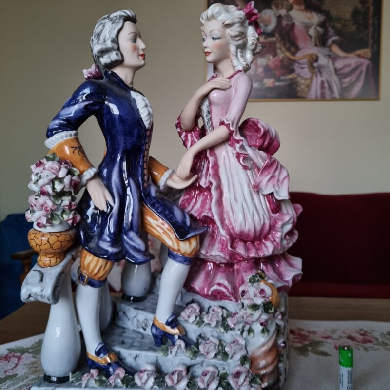 Spotkanie kochanków na&nbsp;schodach | duża figura porcelanowa | figura.003