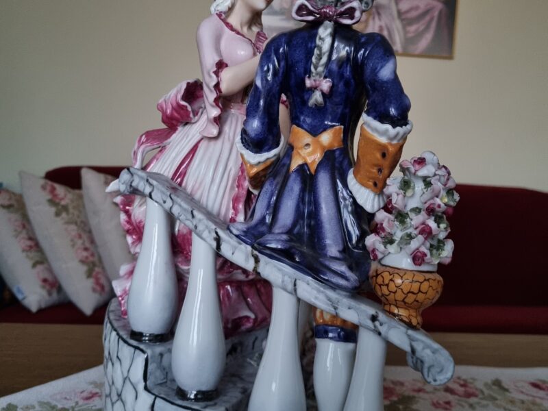 Spotkanie kochanków na&nbsp;schodach | duża figura porcelanowa | figura.003 - zdjęcie 2
