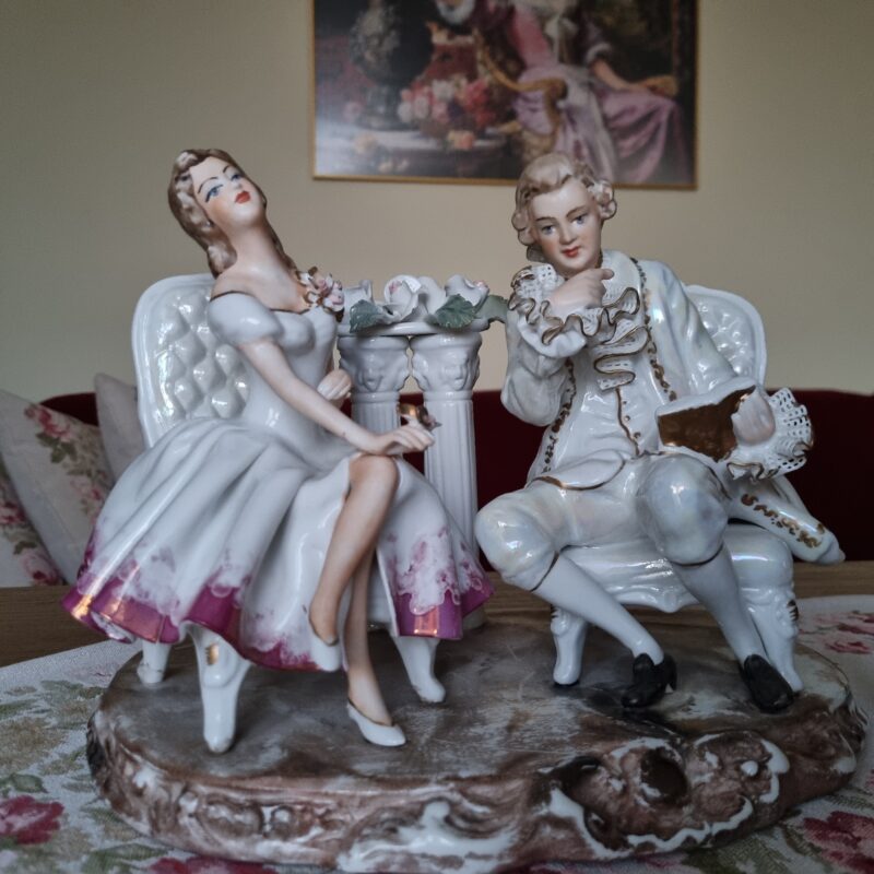 Narzeczona para na&nbsp;fotelach | średnia figura porcelanowa | figura.004