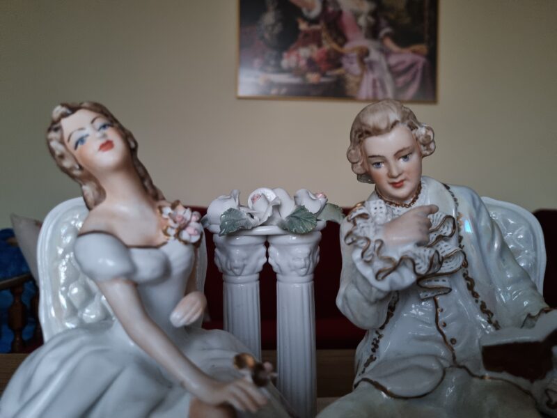 Narzeczona para na&nbsp;fotelach | średnia figura porcelanowa | figura.004 - zdjęcie 1