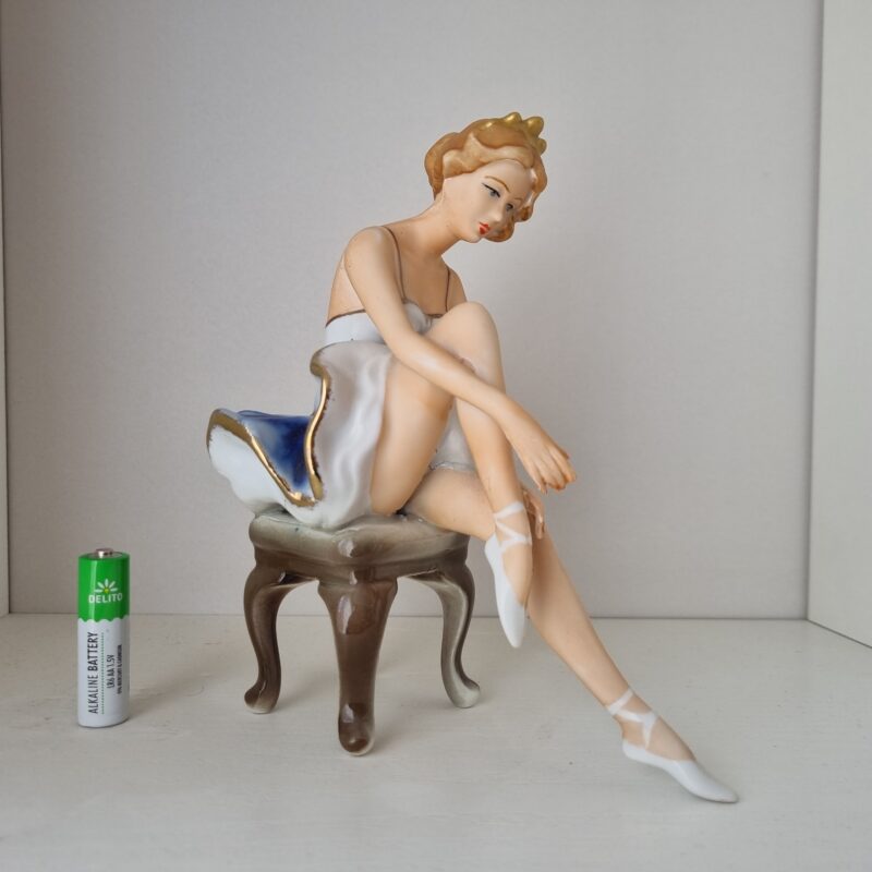Baletnica przygotowująca się do&nbsp;występu | średnia figura porcelanowa | figura.008