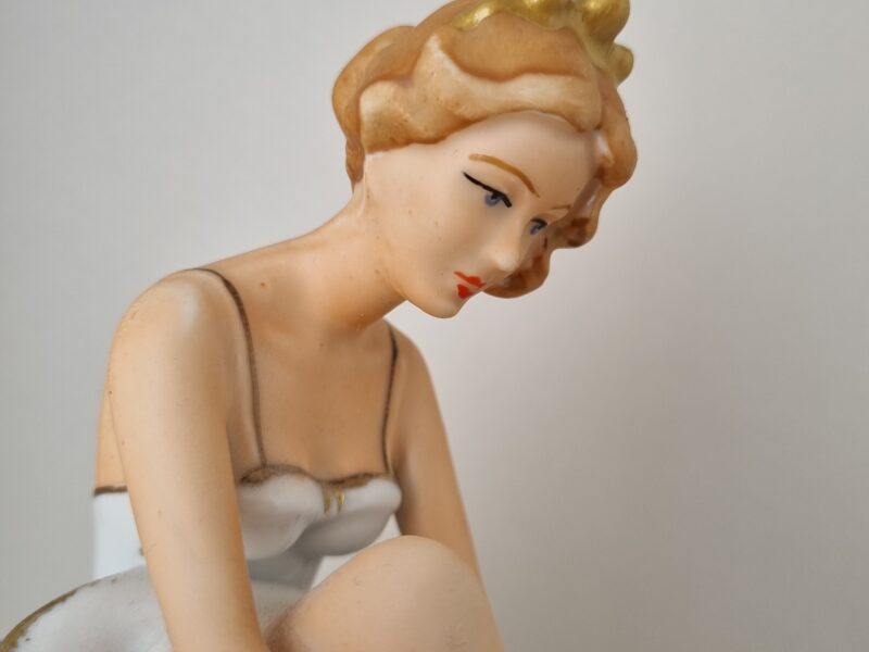 Baletnica przygotowująca się do&nbsp;występu | średnia figura porcelanowa | figura.008 - zdjęcie 1