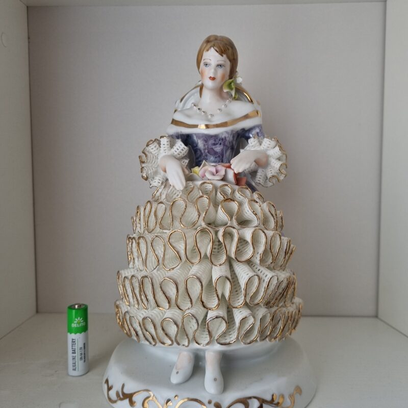 Dama w&nbsp;koronkowej sukni | średnia figura porcelanowa | figura.006