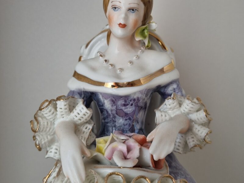 Dama w&nbsp;koronkowej sukni | średnia figura porcelanowa | figura.006 - zdjęcie 1