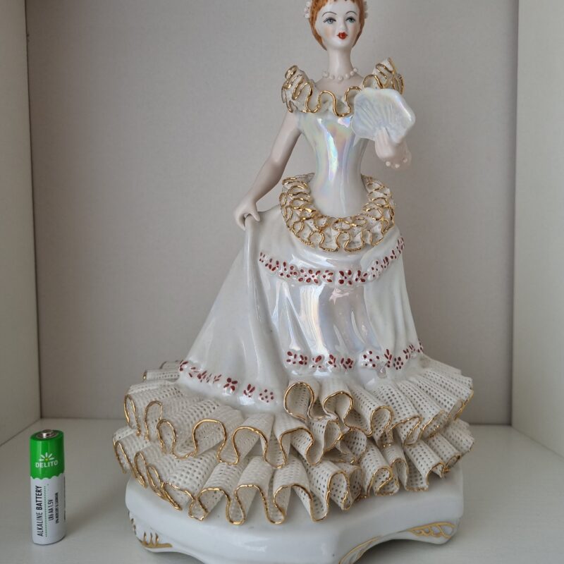 Hrabianka z&nbsp;wachlarzem | duża figura porcelanowa | figura.005