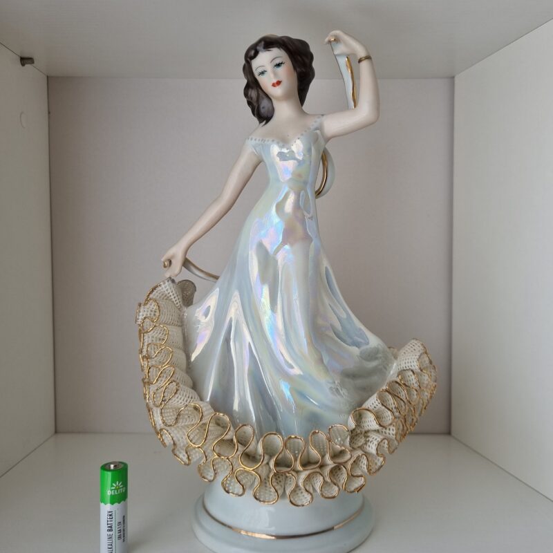 Roztańczona panienka w&nbsp;pięknej sukni | duża figura porcelanowa | figura.013