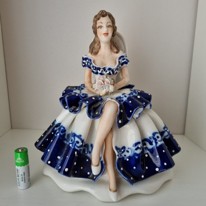 Elegancka dama z&nbsp;bukietem | średnia figura porcelanowa | figura.016