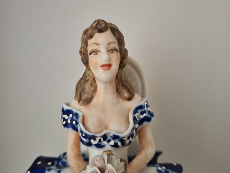 Elegancka dama z&nbsp;bukietem | średnia figura porcelanowa | figura.016 - zdjęcie 1