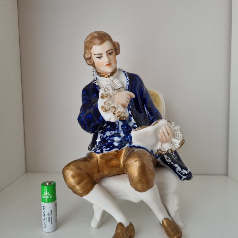 Przystojny hrabia czytający poezję | średnia figura porcelanowa | figura.017