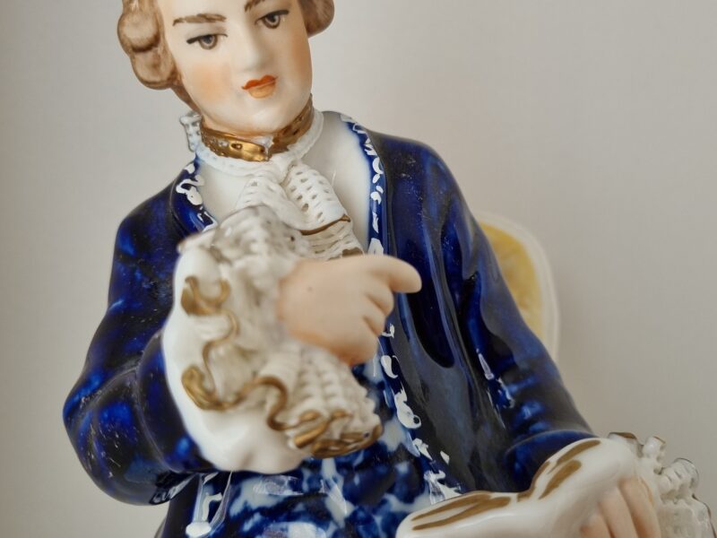 Przystojny hrabia czytający poezję | średnia figura porcelanowa | figura.017 - zdjęcie 1