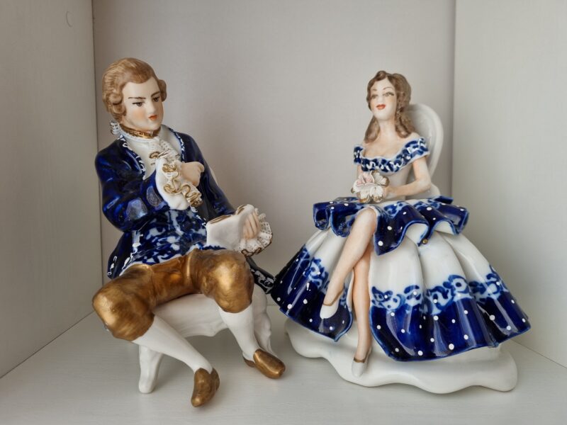 Elegancka dama z&nbsp;bukietem | średnia figura porcelanowa | figura.016 - zdjęcie 3