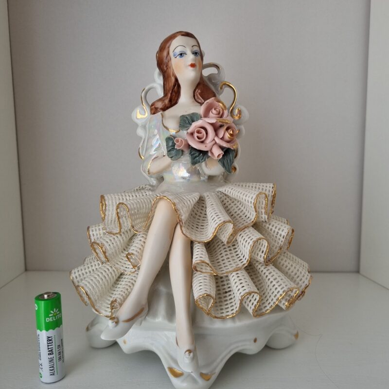 Kobieta z&nbsp;bukietem | średnia figura porcelanowa | figura.018