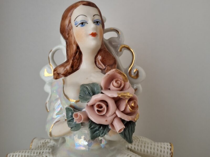 Kobieta z&nbsp;bukietem | średnia figura porcelanowa | figura.018 - zdjęcie 1