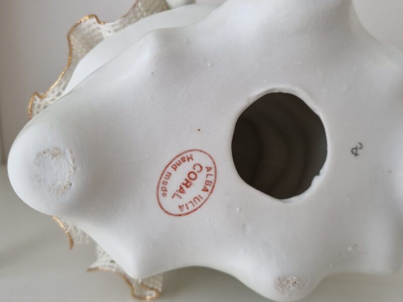 Kobieta z&nbsp;bukietem | średnia figura porcelanowa | figura.018 - zdjęcie 2