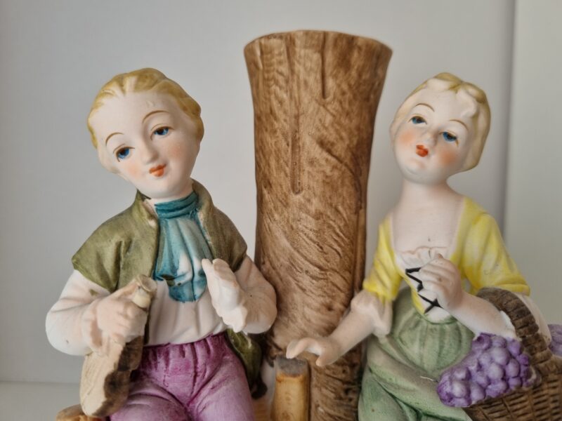 Para przy drzewie | mała figura porcelanowa | figura.019 - zdjęcie 1