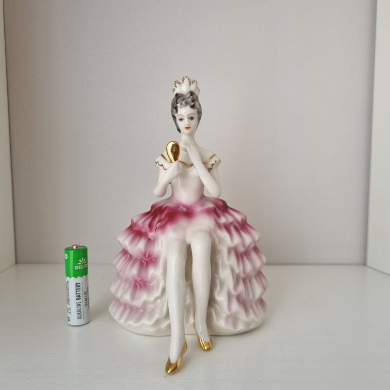 Dama robiąca makijaż | średnia figura porcelanowa | figura.020