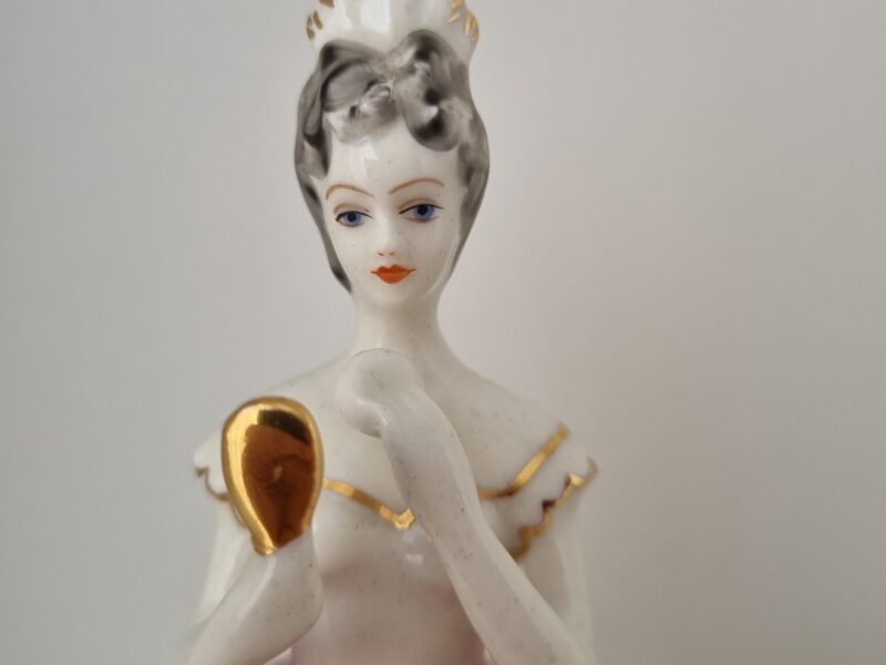 Dama robiąca makijaż | średnia figura porcelanowa | figura.020 - zdjęcie 1