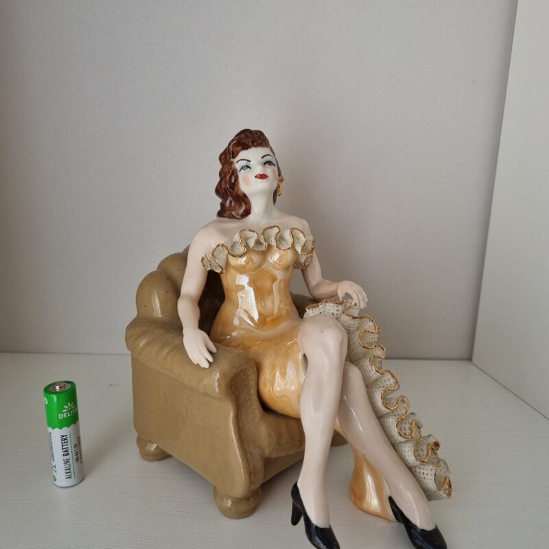 Kobieta w&nbsp;fotelu | średnia figura porcelanowa | figura.021