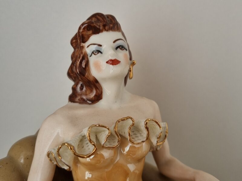 Kobieta w&nbsp;fotelu | średnia figura porcelanowa | figura.021 - zdjęcie 1