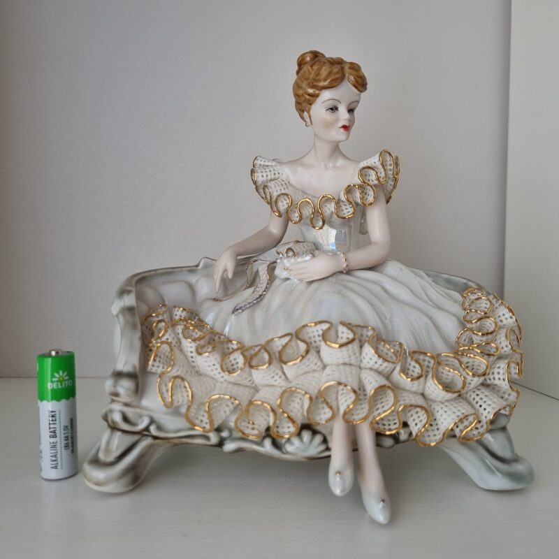 Hrabina w&nbsp;balowej sukni na&nbsp;sofie | średnia figura porcelanowa | figura.022