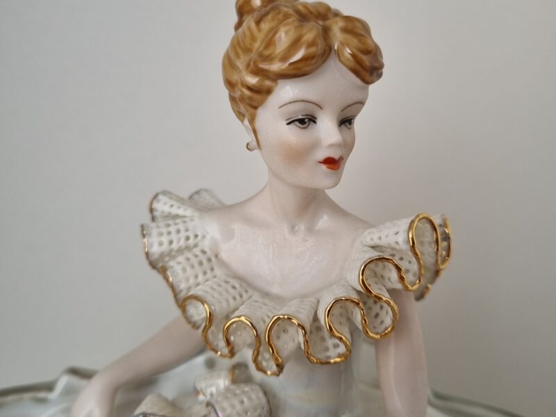 Hrabina w&nbsp;balowej sukni na&nbsp;sofie | średnia figura porcelanowa | figura.022 - zdjęcie 1