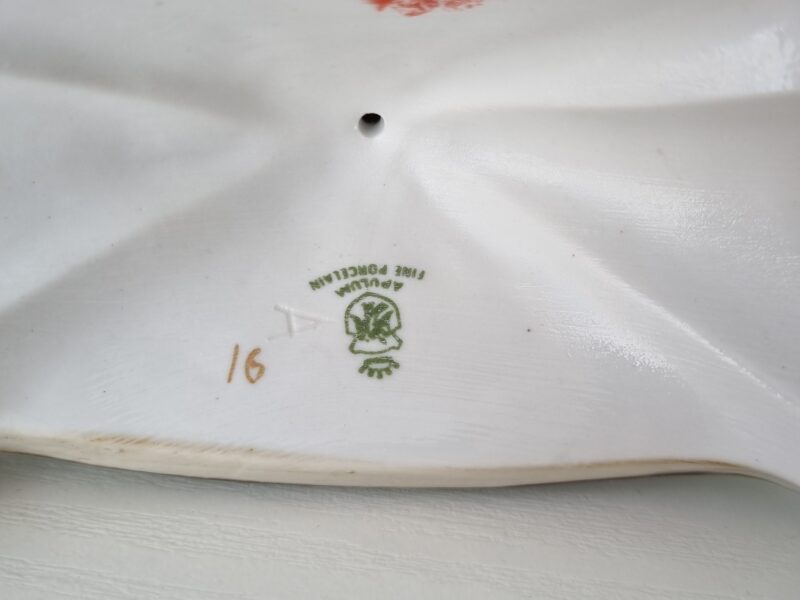 Hrabina w&nbsp;balowej sukni na&nbsp;sofie | średnia figura porcelanowa | figura.022 - zdjęcie 2