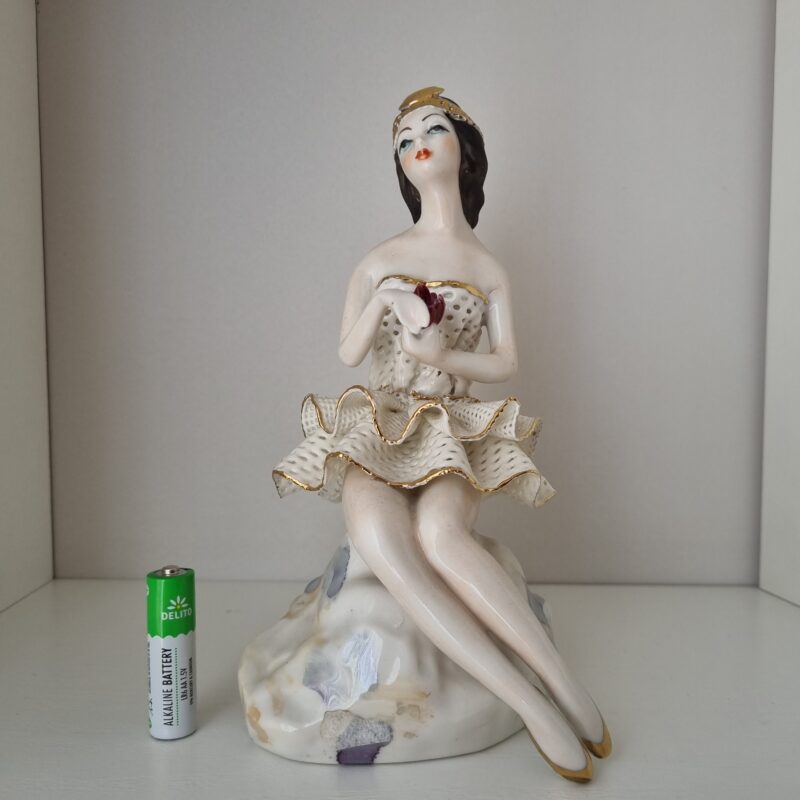 Rozmarzona aktorka z&nbsp;kwiatem magnolii | średnia figura porcelanowa | figura.023