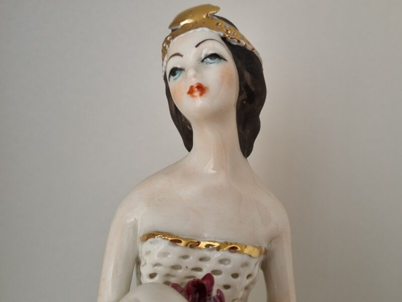 Rozmarzona aktorka z&nbsp;kwiatem magnolii | średnia figura porcelanowa | figura.023 - zdjęcie 1