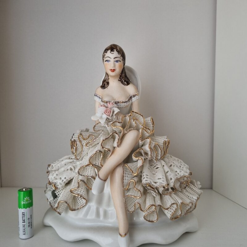 Dziewczyna z&nbsp;różanym bukiecikiem | średnia figura porcelanowa | figura.024