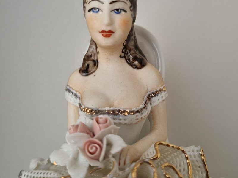 Dziewczyna z&nbsp;różanym bukiecikiem | średnia figura porcelanowa | figura.024 - zdjęcie 1