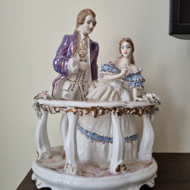 Para narzeczonych na&nbsp;balkonie | duża figura porcelanowa | figura.026