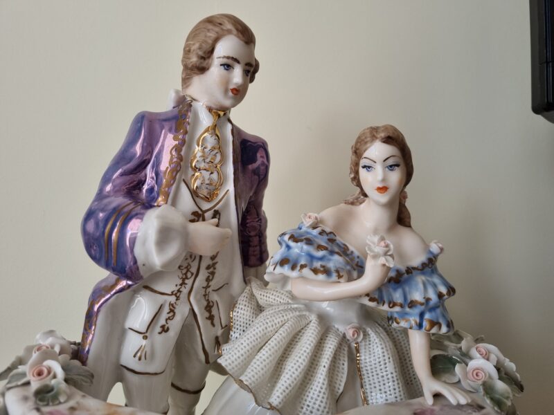 Para narzeczonych na&nbsp;balkonie | duża figura porcelanowa | figura.026 - zdjęcie 1