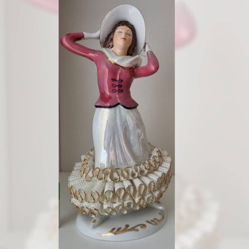 Hrabina na&nbsp;spacerze w&nbsp;wietrzny dzień | duża figura porcelanowa | figura.010