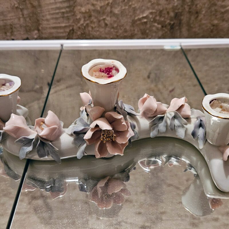 Świecznik porcelanowy na&nbsp;3 świeczki zdobiony delikatnymi kwiatami | porcelana.001