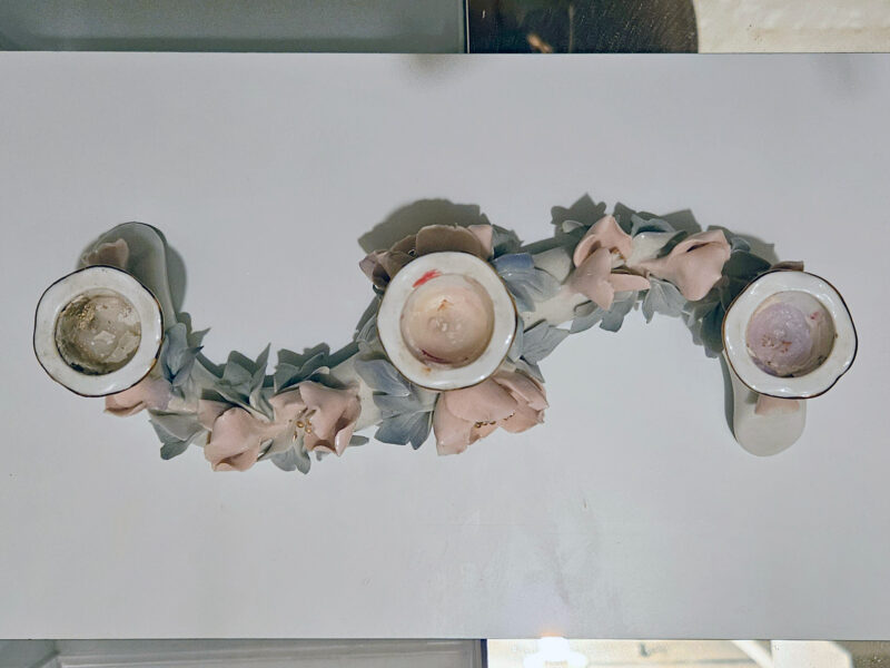 Świecznik porcelanowy na&nbsp;3 świeczki zdobiony delikatnymi kwiatami | porcelana.001 - zdjęcie 1